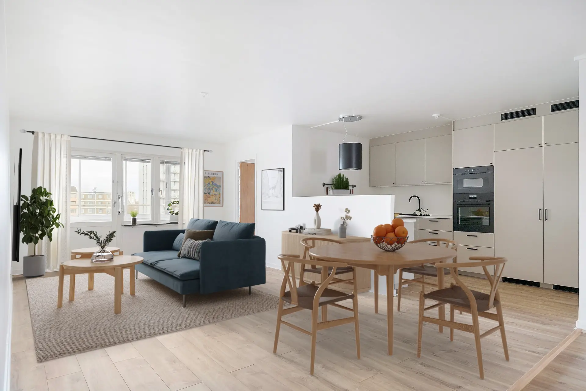 En lägenhet med ett vardagsrum i öppen planlösning med en blå soffa och ett soffbord i trä, en matplats med ett träbord och stolar samt ett snyggt kök i bakgrunden.